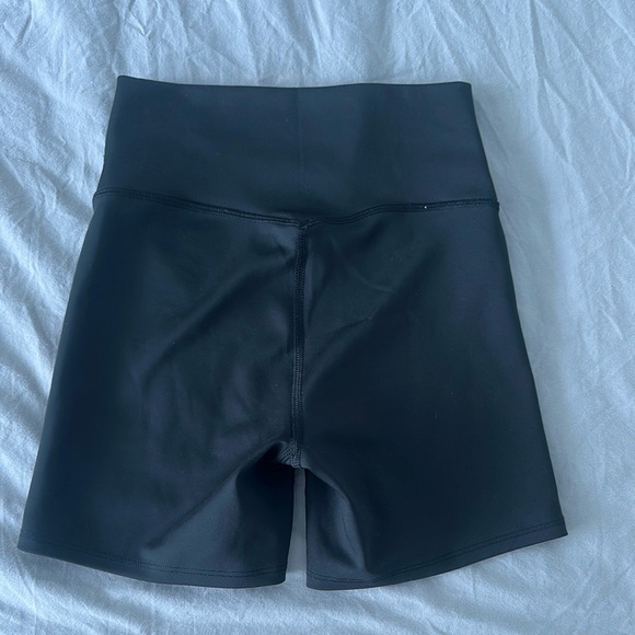 ALO Yoga Women's Black Airlift Biker Shorts - Picture 10 of 10